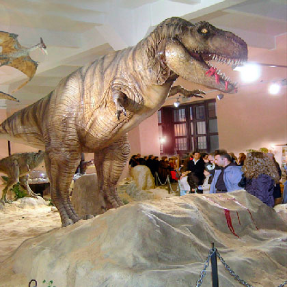 Mostra Giurassica gradi e piccoli esemplari di dinosauri in esposizione